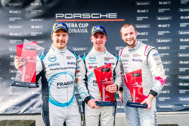 Topptrion i Porsche Carrera Cup Scandinavia 2026. Fr.v: Daniel Ros (tvåa), William Siverholm (mästare), Marcus Annervi (trea).