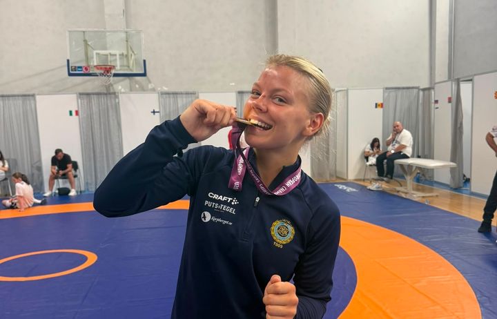 Bild på Amelia Samuelsson med guldmedaljen