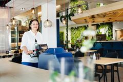 städerska med maskin