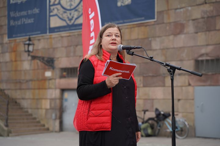 Malin Ragnegård talar på Kommunals välfärdsmanifestation på Mynttorget den 12 september 2024.