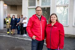 Malin Ragnegård, förbundsordförande och Johan Ingelskog, avtalssekreterare med medlemmar i bakgrunden.