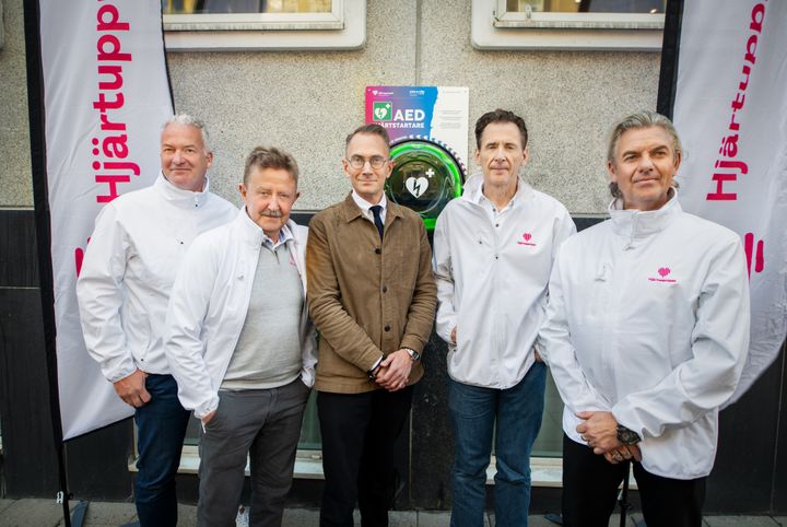 Invigningen av hjärtstartaren på Alströmergatan 14 tillsammans med Hjärtuppropet och deras ambassadörer.