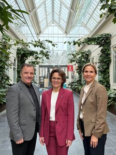 Rikard Silverfur, chef Utveckling & Hållbarhet, Fastighetsägarna Sverige  och Johanna Skogestig, VD Vasakronan. I mitten Jessika Roswall, EU-kommissionär med ansvar för miljö, vattenresiliens och en konkurrenskraftig cirkulär ekonomi