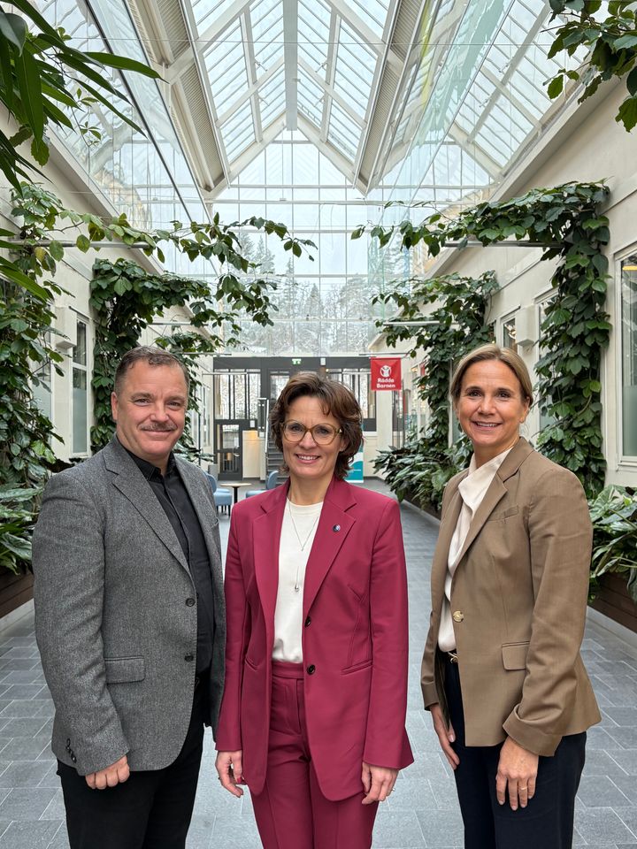 Rikard Silverfur, chef Utveckling & Hållbarhet, Fastighetsägarna Sverige  och Johanna Skogestig, VD Vasakronan. I mitten Jessika Roswall, EU-kommissionär med ansvar för miljö, vattenresiliens och en konkurrenskraftig cirkulär ekonomi