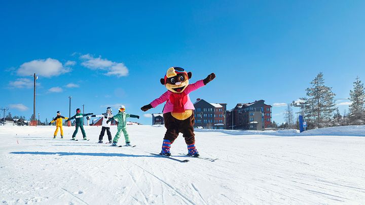 Björnbusan åker skidor med barnen