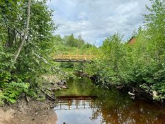 En nya gångbron över Lillån som sammanflätar leden.