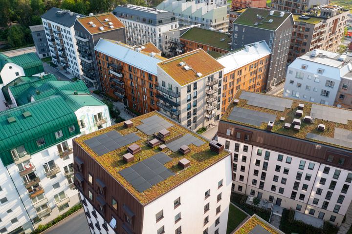 Solceller, gröna tak och trähus blir en allt vanligare syn i Rosendal. Här syns etapp två från ovan. Foto: Alex Giacomini