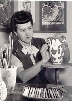 Porträtt på Anna-Lisa Thomson i ateljén. För de flesta är hon känd som formgivare åt Upsala-Ekeby och Gefle Porslinsfabrik, inte minst som skapare av den ikoniska vasen "Paprika".