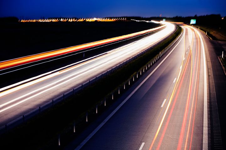Bild på fyrfilig motorväg i kvällsljus