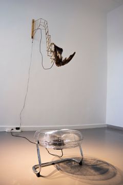 Tobias Bradford, "Nosedive", 2022. Metall, mekatronik, uppstoppad fågel, fläkt. Courtesy of Saskia Neuman Gallery.