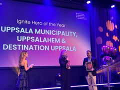 Annika Remaeus, enhetschef näringsliv, Uppsala kommun (mitten) och Per Viklund, verksamhetsutvecklare, Uppsalahem (längst till höger) tog emot priset "Ignite Hero of the Year". Foto: Patrica Bernström, Uppsala kommun.