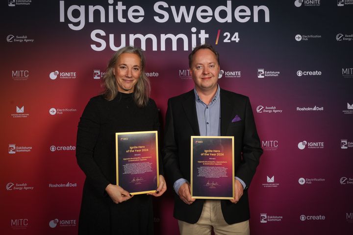 Priset "Ignite Hero of the Year 2024" togs emot av Annika Remaeus, enhetschef näringsliv, Uppsala kommun och Per Viklund, verksamhetsutvecklare, Uppsalahem. Båda representanter för Uppsala kommuns löpande arbete med piloter som strategiskt verktyg för innovation i samarbetet med Ignite Sweden. Foto: Ignite Sweden.