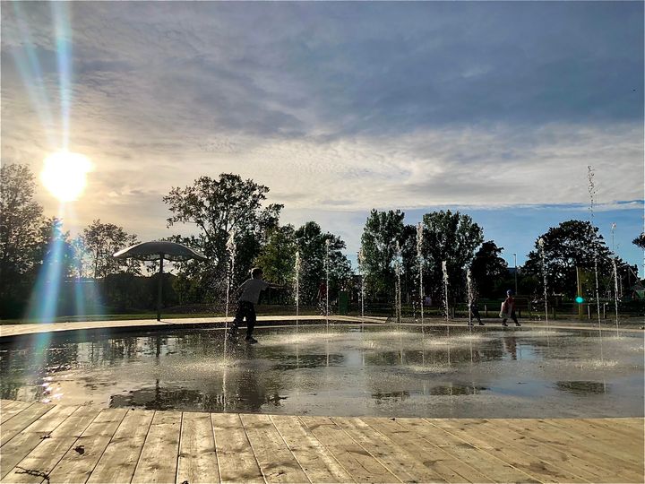 Det blir premiär för vattenleken 6 maj. Då invigs Gränbyparken med tal och massor av spännande aktiviteter för stora och små.  Foto: Uppsala kommun.