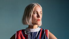 Skator – alias Lina Högström från Umeå bjuder på egensinniga sånger och känsliga melodier. Samma kväll hörs även Majken från Malmö i ett intimt soloset. Foto: Barzan Dello.