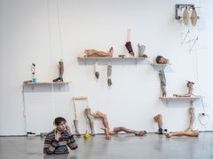 Tobias Bradfords ritande robot väcker frågor om konst, AI och vad som gör något mänskligt. Roboten har skapats tillsammans med studenter på Ångströmlaboratoriet. Foto: Tobias Bradford: Touch Self (2021) Foto: Jean-Baptiste Béranger, Bonniers konsthall.