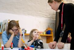 På familjelördagarna får barn och vuxna skapa tillsammans i museets verkstad – efter en kort visning av aktuell utställning. Temat varierar från gång till gång. Foto: Pär Fredin.