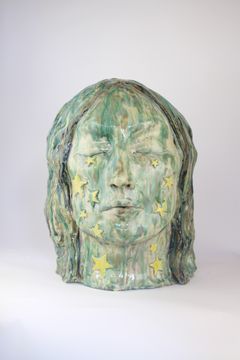 Sara Gewalt - Into the vanishing light, Stengods och glasyr,2024. Foto: Sara Gewalt.