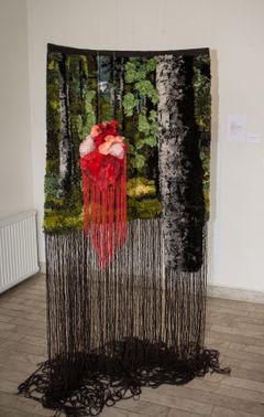 Elin Claesson - En stund på jorden Dunk Dunk, rya och flossa, ull, lin, bomull, akryl och silke. Foto: Linda Nybom