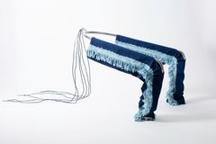 Klara Helin skapar lekfulla skulpturer med inspiration från modevärldens material med lekfullhet och kroppslig närvaro. Foto: Rebecca Eskilsson.