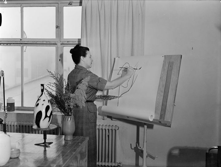 Anna-Lisa Thomson var en svensk keramiker och målare. För de flesta är hon känd som formgivare åt Upsala-Ekeby och Gefle Porslinsfabrik, inte minst som skapare av den ikoniska vasen "Paprika". Fotot: Uppsala konstmuseum.