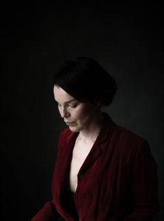 Den flerfaldigt grammisnominerade artisten och författaren Anna Järvinen står på scenen den 16 april.