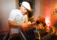 Art Night fortsätter varje torsdag med kvällsöppet, visningar, kreativt skapande, mat, dryck och musik.