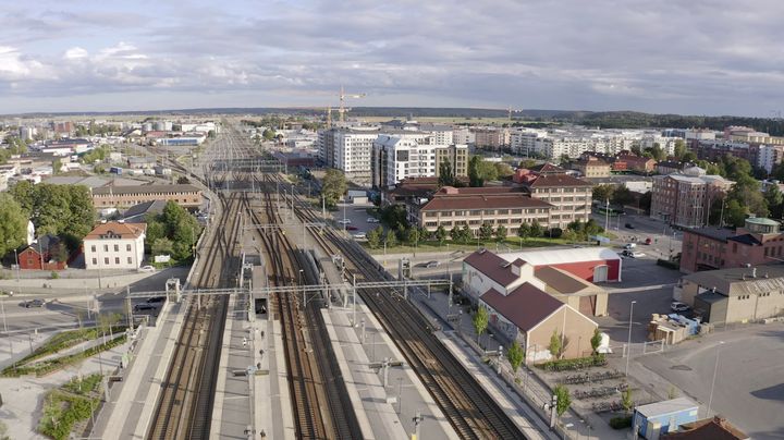 Vy söderut över spåråområdet vid Uppsala centralstation.