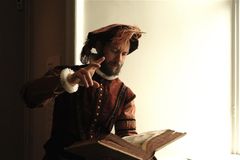 Museipedagogen Joakim Dittrich Hallberg som drottning Kristinas lärare Johannes Matthiæ. Foto: Kristine Gierow