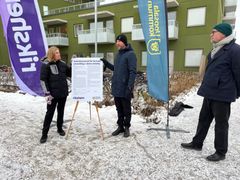 Idag skrev Anette Frumerie, vd Rikshem och Erik Pelling (S) kommunstyrelsens ordförande under ett intentionsavtal om att utveckla västra Gränby. Längst till höger syns Martin Edfelt, stadsarkitekt i Uppsala kommun. Foto: Uppsala kommun