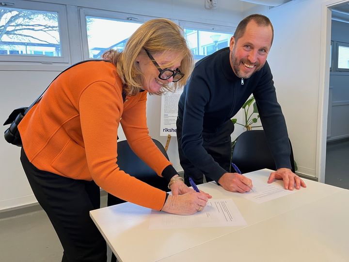 Idag signerades ett intentionsavtal om att utveckla västra Gränby av kommunstyrelsens ordförande Erik Pelling (S) och Rikshems vd Anette Frumerie. Med avtalet på plats påbörjas nu arbetet med att planera området med nya bostäder som kompletterar den befintliga bebyggelsen – både i storlek, uttryck och upplåtelseform. Foto: Uppsala kommun.