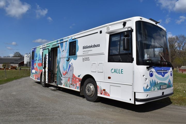 Bibliotek Uppsala har i dag 12 bibliotek och 2 ambulerande biblioteksbussar i kommunen. Bibliotekbussarna har snart rullat i 60 år och är även de välbesökta och uppskattade med ett brett utbud av omkring 2 500 boktitlar var. Foto: Uppsala kommun.
