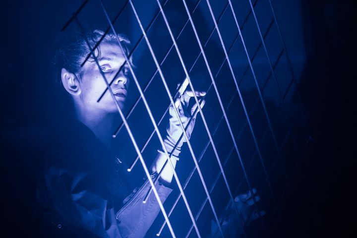 Festivalen Revolve är tillbaka för nionde året. 22-23 maj får vi se performancekonst på flera platser i Uppsala. I gergő d. farkas öppningsakt Deep Fake omförhandlas gänser mellan levande och oorganisk, materia och immateria i den gamla slottskyrkan. Foto: Iringo Simon