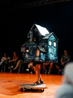 Ash, horizon, riding a house. Netti Nüganen. Foto: Ive Trojanović