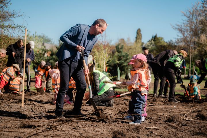 I fredags planterade kommunstyrelsens ordförande Erik Pelling tillsammans med barn från förskolan Laxen, träd och buskar längs gång- och cykelstråket vid Nybyparken och vidare längs Gamla Uppsalagatan – ett led i arbetet för en grönare och mer klimattålig stad. Foto: Poul Enger.
