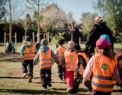 Barn får förskolan Laxen påväg att plantera träd och buskar i Nyby. Foto: Poul Enger.