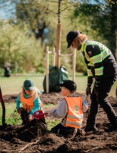 Barn från förskolan Laxen hjälpte till att plantera träd och buskar i Nyby. Foto: Poul Enger.