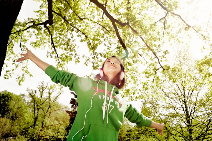 Fredag 8 maj, klockan 9.00 är det full fart i Nyby. Då börjar vi att planteras nya träd och buskar i området. På plats för att hjälpa till är förskolebarn, PRO-seniorer, politiker och trädexperter. Media välkomnas. Foto: plainpicture.com.