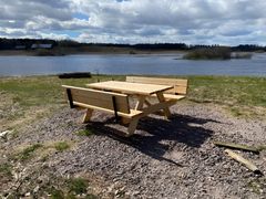 Här syns en av tre sittplatser med bänkbord vid Tomta våtmark, som har finansierats genom medborgarbudgeten med 23 000 kronor. Här är nu bra plats för att njuta av fina naturupplevelser för lång tid framöver. Foto: Christer Pettersson.