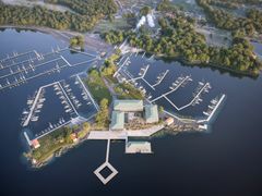 En översiksbild över skarholmen med hotell, kallbadhus och badhus inritat.