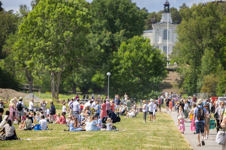 Hospitalträdgården och den nya skogsträdgården laddar för invigning på lördag. Hospitalträdgården och den gröna stadsdelen är redan en oas i Uppsala. Här ser vi hur besökare vallfärdar för att fira midsommar i parken. Foto: Johan Wahlgren.