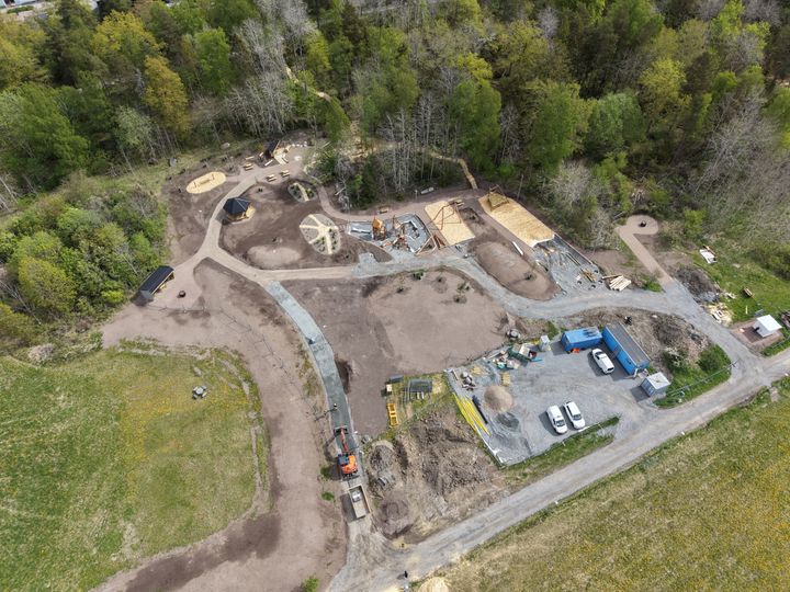 Överblicksbild av lekplatsområdet under arbetets gång. Här formas parken som tar vara på naturens förutsättningar i skogsbrynet. Foto: Josefin Vidén.