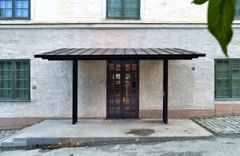 Den nya tillgängliga entrén med sitt smäckra entrétak mot Universitetsparken.