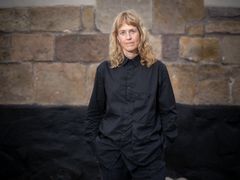 Anna Pehersson, ateljestipendiat, visar Långtifrån var det en ö. Foto: Pär Fredin.