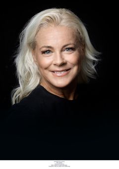 Malena Ernman och gitarristen Mats Bergström bjuder på skön musik i Hammarskog den 23 augusti, då utställningen Konstskådning avslutas. Foto: Peter Knutsson.