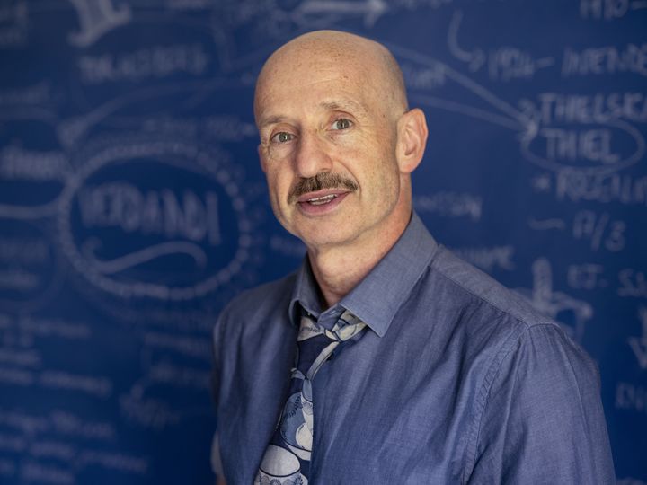Konstnären Stuart Mayes utforskar hur Eugène Janssons omdebatterade skildringar av nakna män blev en del av både Uppsalas konsthistoria och den queera historien. Foto: Pär Fredin.