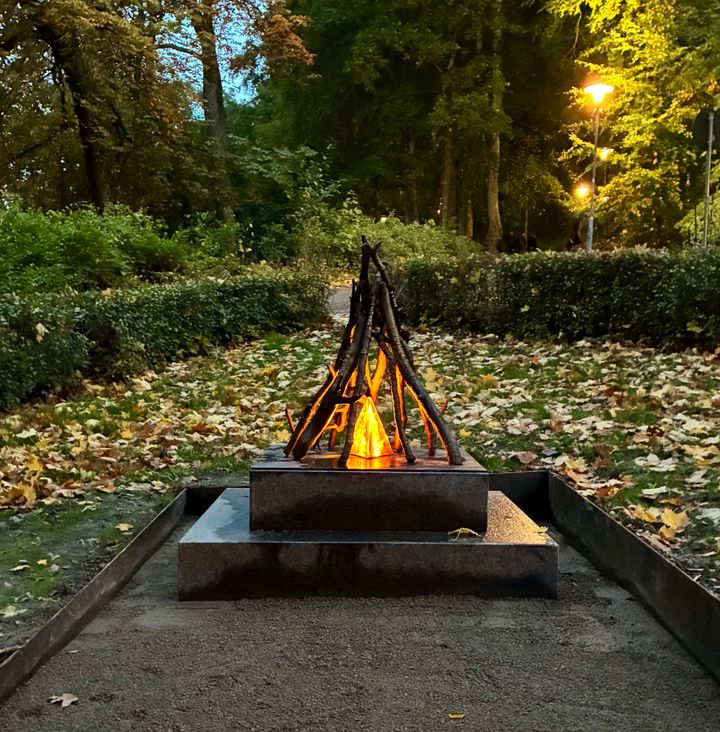 På lördag invgis ett nytt permanent konstverk i Vetranparken. Konstnären Nada Alisom har skapat verket i dialog med svenska veteraner, vars berättelser och erfarenheter har varit en viktig del av processen. Foto: Anna Ahlstrand.