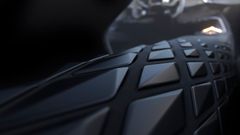 Närbild av en futuristisk bilinteriör med geometriska mönster på instrumentbrädan.