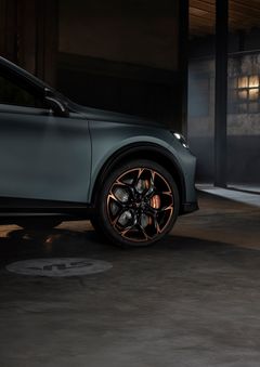 CUPRA VZ5 Bromsok & Fälg,  VZ5-signatur från sidospeglarna