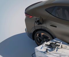 Nya uppdaterade CUPRA Tavascan. Vehicle-to-load, V2L, möjliggör laddning av externa enheter med bilens batteri.