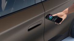 Nya uppdaterade CUPRA Tavascan. Med Mobile Device Key kan förare låsa upp, starta och dela åtkomst till bilen med sin smartphone.